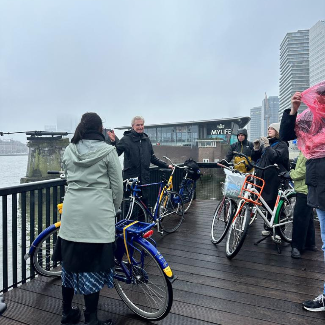 Cycling through the identity of Rotterdam and Maas